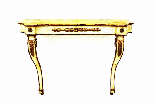 Consolle, sec. XX, in legno laccato e dorato, piano sagomato e marmorizzato, fascia decorata a motivo fogliato, mazzette sciancrate, gambe mosse percorse da nervature lumeggiate in oro, piede a ricciolo, cm 99x30x85