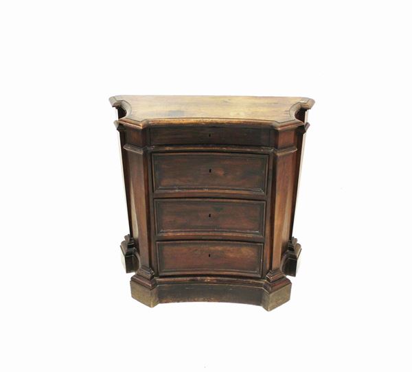 Piccola cassettiera, Roma, sec. XVIII, in noce, piano sagomato, fianchi mossi, fronte concavo a tre cassetti specchiati ed un piccolo cassetto sottopiano tra lesene rastremate, piede a fascia continua, cm 82x34x79 modifiche