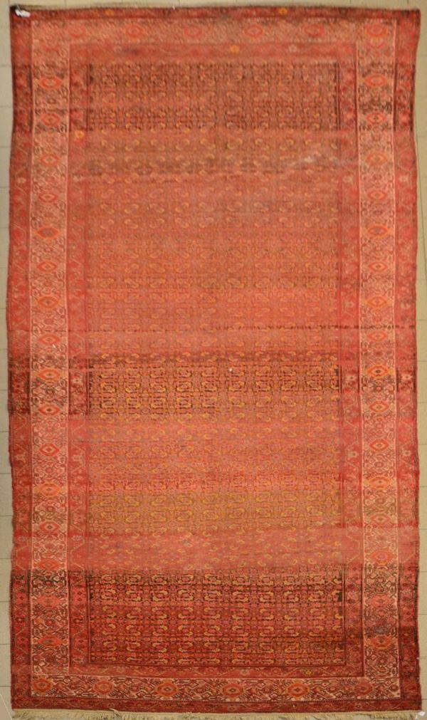 Tappeto persiano Malayer, inizi sec. XX, a disegni geometrici nei toni del rosso, basso in vello, presenta abrash cm 510x200, difetti