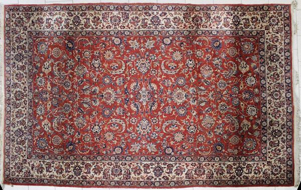 Tappeto persiano, sec. XX, campo nei toni del rosso decorato a girali fitomorfe, fascia di bordura chiara, 212x318