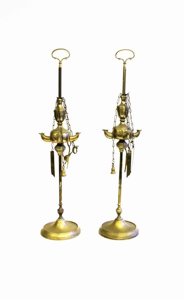 Coppia di Lucerne Fiorentine, sec. XIX, in ottone a quattro fiamme, base circolare, alt. cm 61,5 (2)