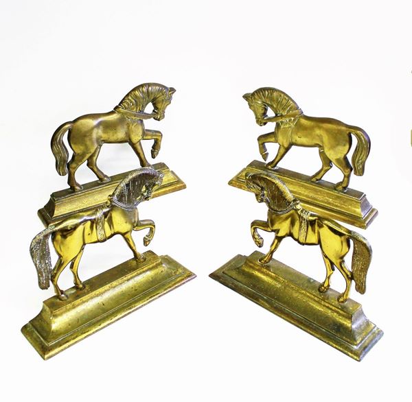 Due coppie di fermaporta, sec. XX, in ottone, modellati a guisa di cavalli su base rettangolare modanata, alt. massima cm 24,5 (4)