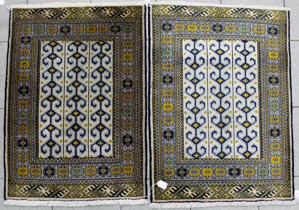 Coppia di tappeti turcomanni scendiletto,&nbsp; sec. XX, a motivi geometrici, cm  - Asta GIOIELLI, ARREDI D'ANTIQUARIATO, E DIPINTI DAL XVI AL XX SECOLO - Poggio Bracciolini Casa d'Aste