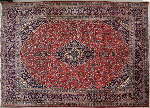 Tappeto persiano Kashan, sec. XX, fondo rosso a motivo floreale nei toni&nbsp;&nbsp;
