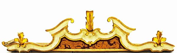 Mantovana, sec. XIX, in legno intagliato, laccato e dorato, cimasa di gusto architettonico a volute contrapposte centrate da palmetta, motivo che si ripete sui margini, cm 230x50, difetti