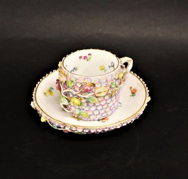 Tazza e piattino Schneeballen, sec. XIX, manifattura si Meissen, in porcellana bianca decorata in rilievo a rame, marca spade incrociate in blu