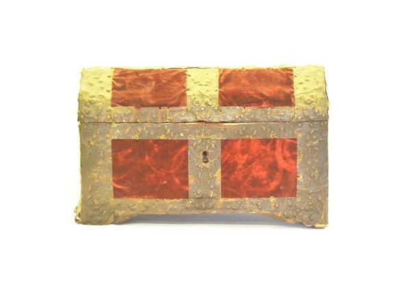 Bauletto, sec. XVIII, in legno rivestito in&nbsp;&nbsp;&nbsp;&nbsp;&nbsp;&nbsp;&nbsp;&nbsp;&nbsp;&nbsp;&nbsp;&nbsp;&nbsp;&nbsp;&nbsp;&nbsp;&nbsp;&nbsp;&nbsp;&nbsp;&nbsp;&nbsp;&nbsp;&nbsp;&nbsp;&nbsp;&nbsp;&nbsp;&nbsp;&nbsp;&nbsp;