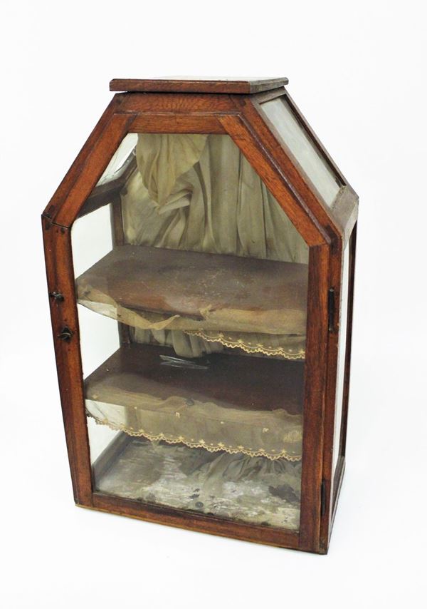 Piccola teca, sec. XIX, in rovere, uno sportello vetrato, cm 36x20x59