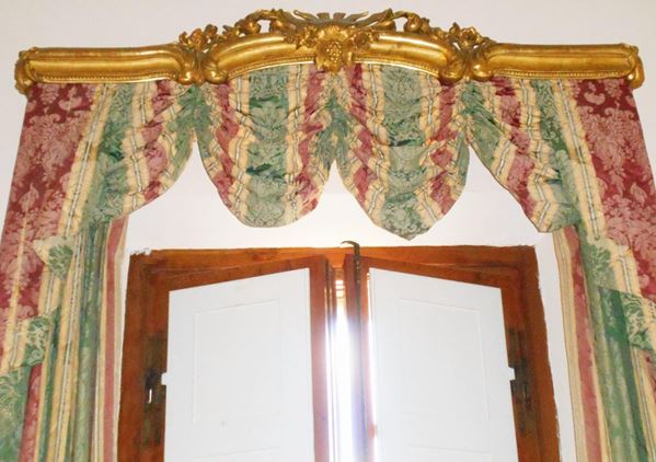 Due mantovane, inizi sec. XX, in legno dorato