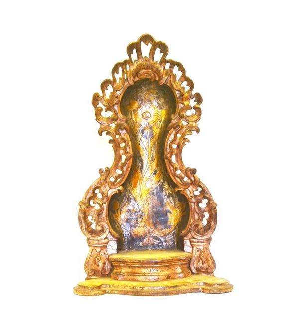 Nicchia, sec. XVIII, in legno laccato e&nbsp;&nbsp;&nbsp;&nbsp;&nbsp;&nbsp;&nbsp;&nbsp;&nbsp;&nbsp;&nbsp;&nbsp;&nbsp;&nbsp;&nbsp;&nbsp;&nbsp;&nbsp;&nbsp;&nbsp;&nbsp;&nbsp;&nbsp;&nbsp;&nbsp;&nbsp;&nbsp;&nbsp;&nbsp;&nbsp;&nbsp;&nbsp;&nbsp;&nbsp;&nbsp;