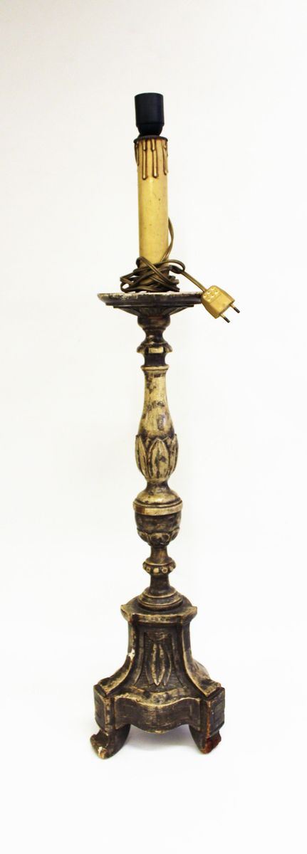 Candelabro, sec. XIX, in legno scolpito e laccato, fusto tornito e&nbsp;&nbsp;&nbsp;&nbsp;&nbsp;&nbsp;&nbsp;&nbsp;