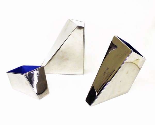 Tre vasi, sec. XX, manifattura Driade, in ceramica cromata, modellati a parallelepipedi irregolari a facce trapezoidali, alt. massima. cm 34