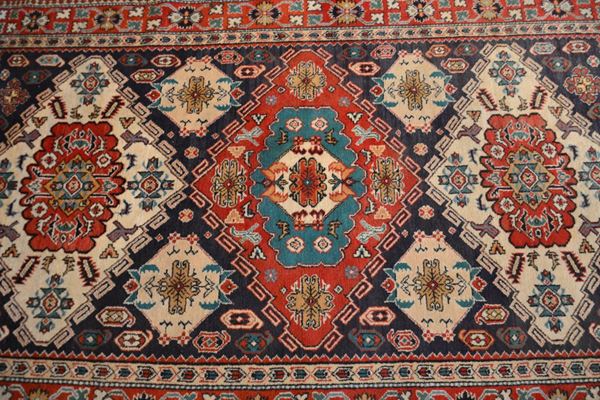 Tappeto persiano, sec. XX, impianto geometrico, tre medaglioni centrali, cm 148x250&nbsp;&nbsp;&nbsp;&nbsp;&nbsp;&nbsp;&nbsp;&nbsp;&nbsp;