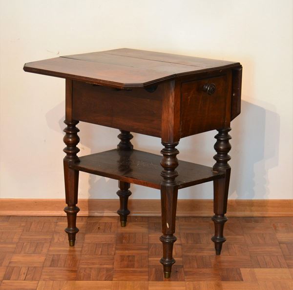 Tavolino a bandelle, sec. XIX, in mogano, due cassetti ed uno sportello, gambe tornite raccordate da piano, cm 53x35x70