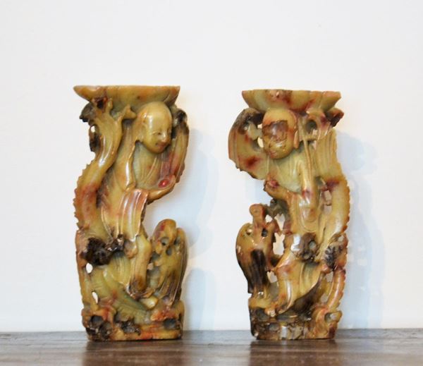 Due sculture, Cina, sec. XX, in pietra saponaria, figure maschili nell' atto di raccogliere uova, alt. cm 16&nbsp;&nbsp;&nbsp;&nbsp;&nbsp;&nbsp;&nbsp;&nbsp;&nbsp;&nbsp;&nbsp;&nbsp;&nbsp;&nbsp;&nbsp;&nbsp;&nbsp;&nbsp;&nbsp;&nbsp;&nbsp;&nbsp;&nbsp;&nbsp;&nbsp;&nbsp;&nbsp;&nbsp;&nbsp;&nbsp;&nbsp;&nbsp;&nbsp;&nbsp;&nbsp;&nbsp;&nbsp;&nbsp;&nbsp;&nbsp;&nbsp;&nbsp;&nbsp;&nbsp;&nbsp;&nbsp;&nbsp;&nbsp;&nbsp;&nbsp;&nbsp;&nbsp;&nbsp;&nbsp;&nbsp;&nbsp;&nbsp;&nbsp;&nbsp;&nbsp;&nbsp;&nbsp;&nbsp;&nbsp;&nbsp;&nbsp;&nbsp;&nbsp;&nbsp;&nbsp;&nbsp;&nbsp;&nbsp;&nbsp;