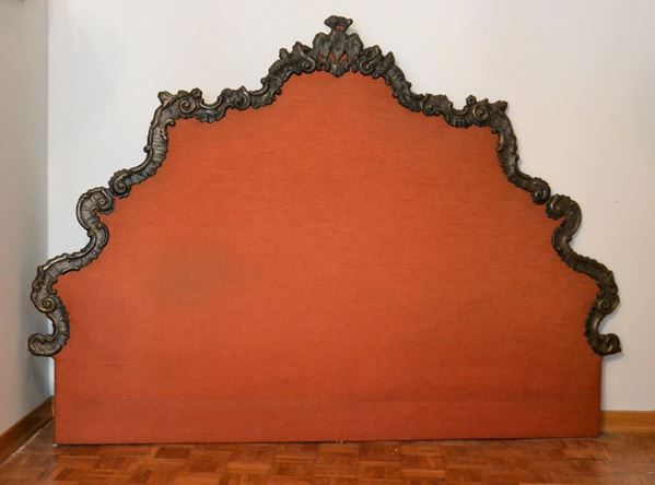 Testiera di letto, in stile rocaille, in lamierino sbalzato e sagomato, rivestita in stoffa nei toni dell' arancione, cm 179x127&nbsp;&nbsp;&nbsp;&nbsp;&nbsp;&nbsp;&nbsp;&nbsp;&nbsp;&nbsp;&nbsp;&nbsp;&nbsp;&nbsp;&nbsp;&nbsp;&nbsp;&nbsp;&nbsp;&nbsp;&nbsp;&nbsp;