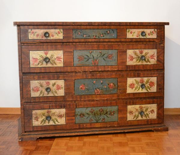 Cassettone, Tirolo, sec. XIX, in legno laccato e dipinto in policromia a motivi floreali, piano rettangolare, fronte a quattro cassetti, cm 131x58x97