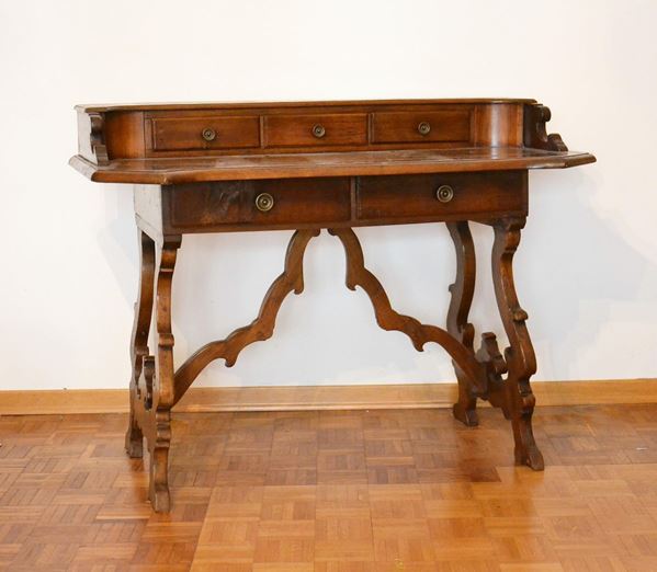 Scrivania San Filippo, in stile 600, piano sagomato, sormontato da tre cassetti allineati e sotteso da coppia di cassetti, game a lira raccordate da traverse sagomate, cm 116x64x88
