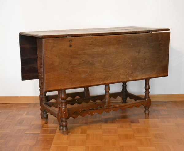Tavolo a bandelle, sec. XVIII, in noce, piano rettangolare sotteso da due cassetti, gambe tornite raccordate da traverse modanate, cm 115x56x76&nbsp;&nbsp;&nbsp;&nbsp;&nbsp;&nbsp;&nbsp;&nbsp;&nbsp;&nbsp;&nbsp;&nbsp;&nbsp;&nbsp;&nbsp;&nbsp;&nbsp;&nbsp;&nbsp;&nbsp;&nbsp;&nbsp;&nbsp;&nbsp;&nbsp;&nbsp;&nbsp;&nbsp;&nbsp;&nbsp;&nbsp;&nbsp;&nbsp;&nbsp;&nbsp;&nbsp;&nbsp;&nbsp;&nbsp;&nbsp;&nbsp;&nbsp;&nbsp;&nbsp;