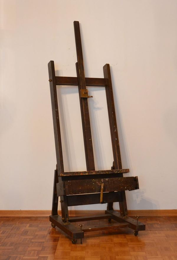 Cavalletto da pittore, sec. XX, struttura in legno, sistema di regolazione in altezza a manovella cm 73x206&nbsp;&nbsp;&nbsp;&nbsp;&nbsp;&nbsp;&nbsp;&nbsp;&nbsp;&nbsp;&nbsp;&nbsp;&nbsp;&nbsp;&nbsp;&nbsp;&nbsp;&nbsp;&nbsp;&nbsp;&nbsp;&nbsp;&nbsp;&nbsp;&nbsp;&nbsp;&nbsp;&nbsp;&nbsp;&nbsp;&nbsp;&nbsp;&nbsp;&nbsp;&nbsp;&nbsp;&nbsp;&nbsp;&nbsp;&nbsp;