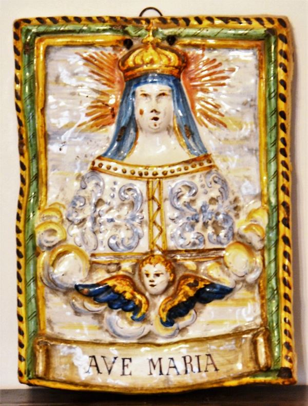 Mattonella, sec. XX, in terracotta a rilievo maiolicata, raffigurante Madonna con cherubino, cm 32x24        