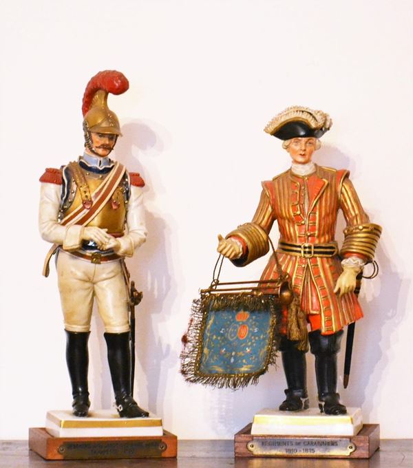Due sculture Francia, sec. XX, in cermica policroma, raffiguranti soldati, alt. cm 26