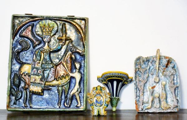Due mattonelle, una mensola ed uno stemma gentilizio, sec. XX, in terracotta maiolicata, difetti e rotture