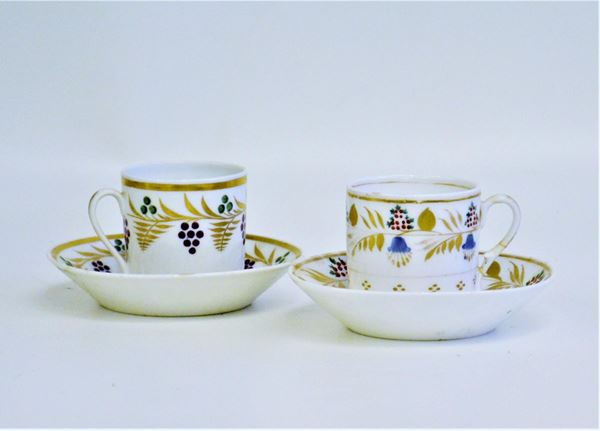 Due tazzine con piattini, sec. XIX, in ceramica decorata,
