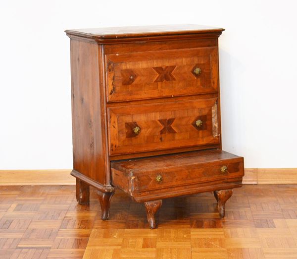Comodino inginocchiatoio Lombardo-Veneto, sec XVIII, lastronato in noce, fronte a due cassetti sovrapposti e finto cassetto a pedana, gambe mosse, cm 58x30x70&nbsp;&nbsp;&nbsp;&nbsp;&nbsp;&nbsp;&nbsp;&nbsp;&nbsp;&nbsp;&nbsp;&nbsp;&nbsp;&nbsp;&nbsp;&nbsp;&nbsp;&nbsp;&nbsp;&nbsp;&nbsp;&nbsp;&nbsp;&nbsp;&nbsp;&nbsp;&nbsp;&nbsp;&nbsp;