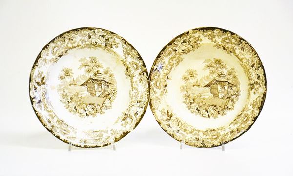Due piatti da parete, sec. XVIII, in maiolica