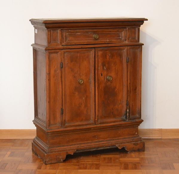 Credenzino, in stile 500, in noce, piano rettangolare, cassetto nella fascia sotto piano, due sportelli, piedi a mensola, cm 68x30x85&nbsp;&nbsp;&nbsp;&nbsp;&nbsp;&nbsp;&nbsp;&nbsp;&nbsp;&nbsp;&nbsp;&nbsp;&nbsp;&nbsp;&nbsp;&nbsp;&nbsp;&nbsp;&nbsp;&nbsp;