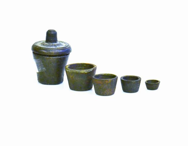 Piccoli pesi, sec. XVIII, in bronzo a sezione  - Asta GIOIELLI, ARREDI D'ANTIQUARIATO, E DIPINTI DAL XVI AL XX SECOLO - Poggio Bracciolini Casa d'Aste