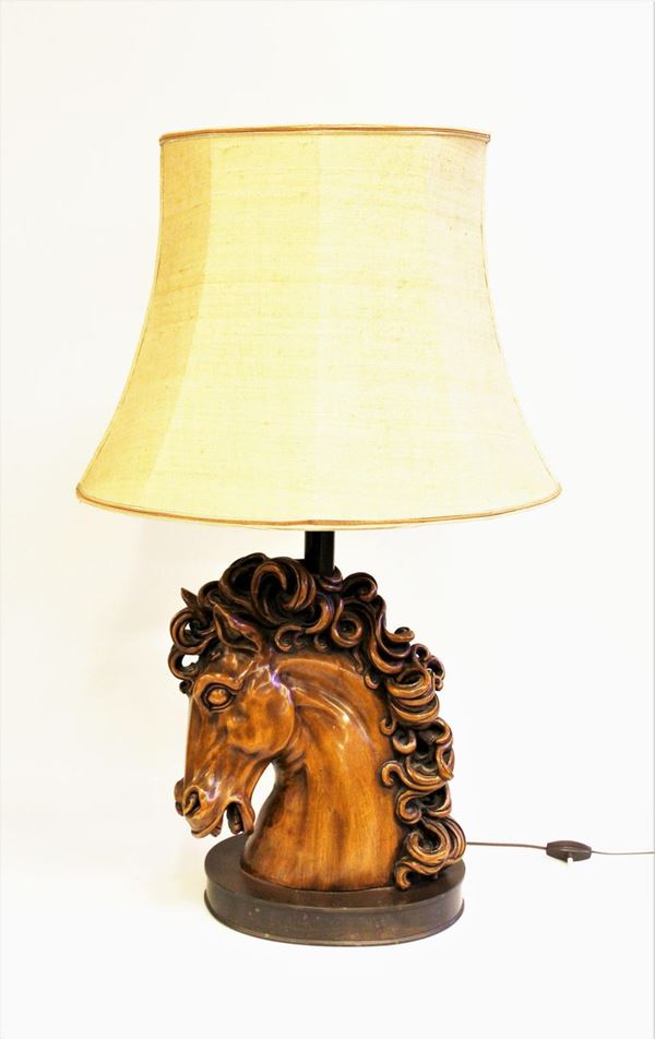 Lampada da tavolo, sec. XX, in legno scolpito a testa equina, completo di paralume, cm 76