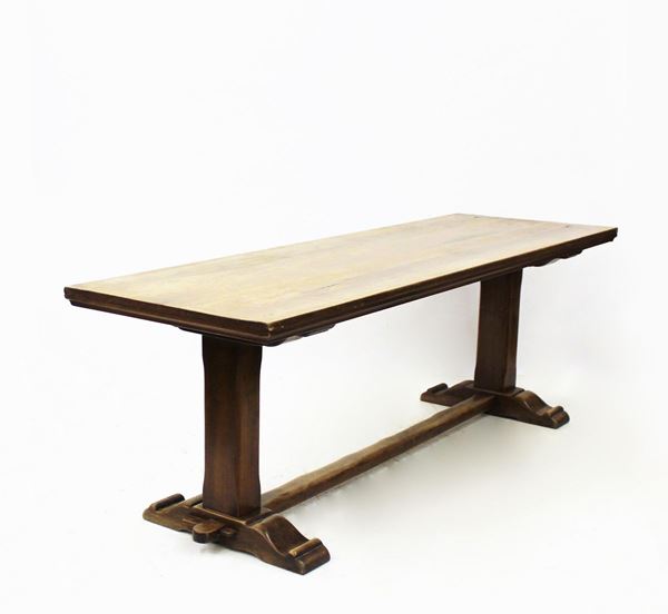 Tavolo fratino, in stile 500, in noce, piano rettangolare sotteso da modanatura a cavetto, coppia di sostegni a plinto su piede a pattino raccordati da traversa, cm 233,5x76,5x79,5