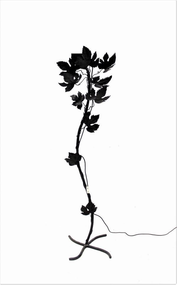 Lume a piantana, sec. XX, in ferro battuto, stelo decorato a tralci di vite, alt. cm 166