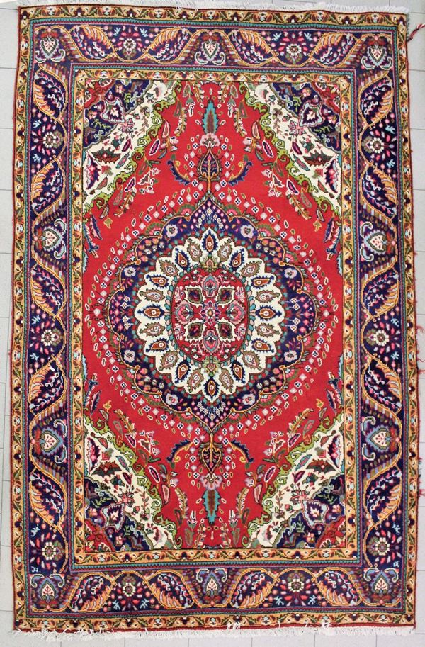 Tappeto, manifattura europea, sec. XX, impianto a motivi floreali, campo nei toni del rosso, fascia di bordura nei toni del blu, cm 297x192
