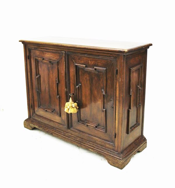 Credenza, in stile 600, in noce, piano rettangolare a becco di civetta, fronte a due sportelli a riserve nervate a linea spezzata, motivo che si ripresenta sui fianchi, piede a mensola, cm 150x50x105, costruita con materiale antico