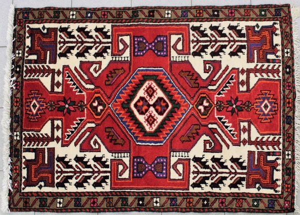 Tappeto persiano Bakhtiari, sec. XX, impianto a motivo geometrico, nei toni del rosso e del panna, cm&nbsp; 140x98