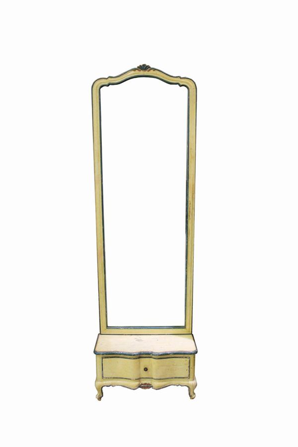Specchiera da camera, in stile veneziano del 700, in legno laccato nei toni del crema e del verde, specchiera a cimasa modanata centrata da motivo rocaille, cassetto sotto piano dal fronte mosso, gambe sagomate, alt. cm 185