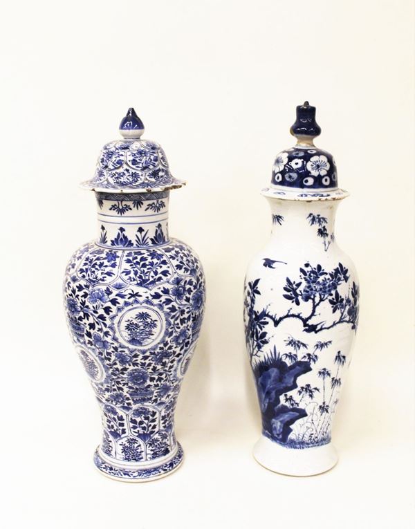 Due potiches, Cina, sec. XX, in ceramica bianco blu, decorati a motivi vegetali, alt. massima cm 56