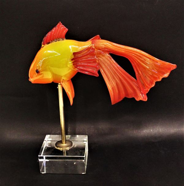 Scultura, Murano, sec. XX, in vetro soffiato nei toni del rosso e dell&#8217; arancione, modellato a guisa di pesce, con base alt. cm 42