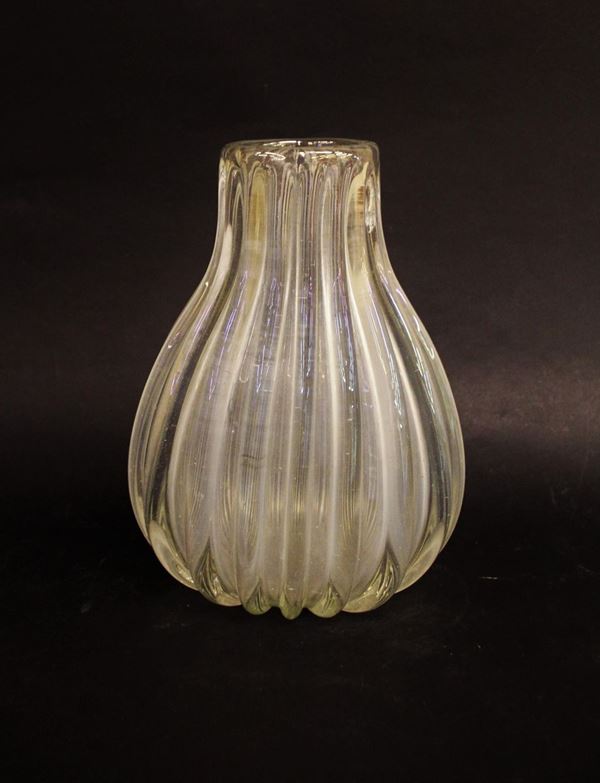 Vaso, Murano, sec. XX, in vetro incolore iridescente, struttura piriforme,