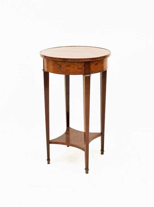 Tavolino, Francia, fine sec. XIX, lastronato in palissandro, piano circolare a vassoio marchettato e intarsiato, tiretto nella fascia quattro gambe troncopiramidali rastremate, desinenti in sabot metallico raccordate da piano a lati introflessi, diam. cm 45, alt. cm 75