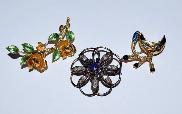TRE SPILLE IN ORO , DIAMANTI E ZAFFIRI  - Asta GIOIELLI, ARGENTI, DIPINTI E OGGETTI D'ARTE ANTICA E CONTEMPORANEA - Poggio Bracciolini Casa d'Aste