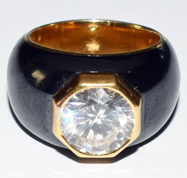 ANELLO IN ORO GIALLO,SMALTO E PIETRA                                       