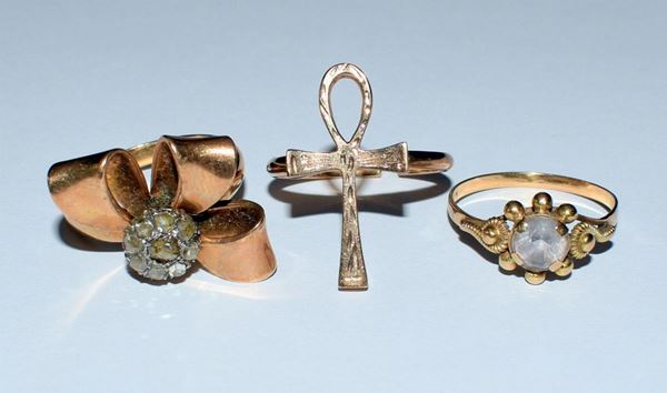 TRE ANELLI IN ORO GIALLO, DIAMANTI E PIETRE                               