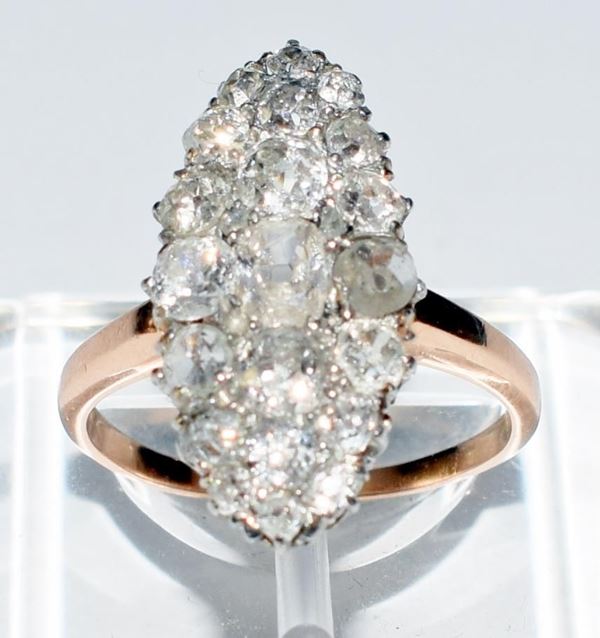 ANELLO IN ORO GIALLO E DIAMANTI                                           