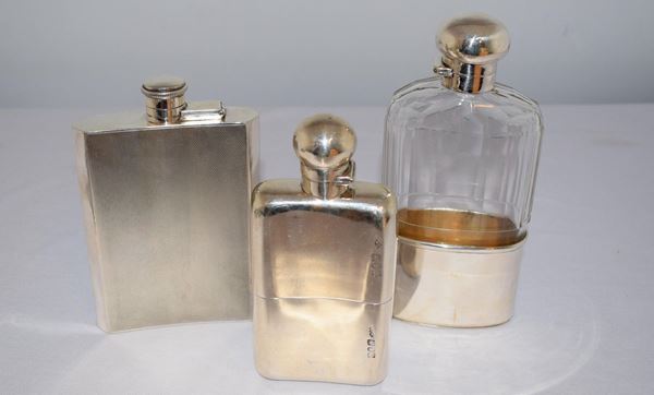 TRE PORTALIQUORI, SEC. XX  - Asta GIOIELLI, ARGENTI, DIPINTI E OGGETTI D'ARTE ANTICA E CONTEMPORANEA - Poggio Bracciolini Casa d'Aste