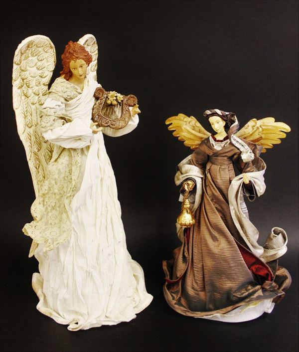 Due angeli, sec. XXI, in terracotta dipinta, vesti in stoffa, alt. massima cm 46,5