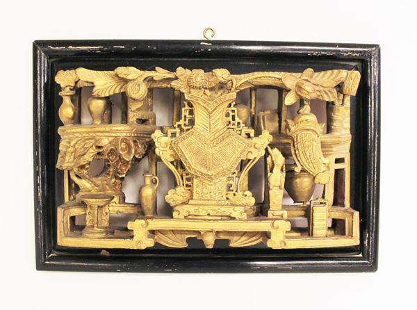 Intaglio, Cina, sec. XIX, in legno dorato e scolpito, cm 21x21&nbsp;&nbsp;&nbsp;&nbsp;&nbsp;&nbsp;&nbsp;&nbsp;&nbsp;&nbsp;&nbsp;&nbsp;